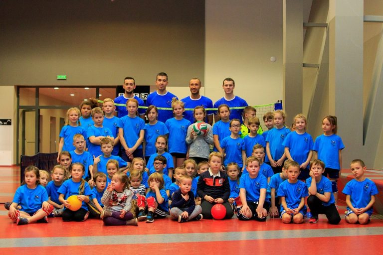 Kinder Volleyball z wizytą na meczu Victorii PWSZ Wałbrzych – zdjęcia